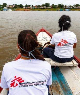 Un médecin et un travailleur de santé MSF traversent un lac à Tefé dans l'État d'Amazonas au Brésil, pour mener des activités de promotion de la santé dans le cadre de la réponse à la pandémie de Covid-19.