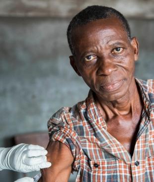Un homme se fait vacciner contre la fièvre jaune à Kinshasa (RDC)