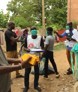 Les équipes de MSF distribuent des masques lavables et du savon à des familles de Bamako, et mènent des activités de sensibilisation aux gestes barrières pour se protéger du Coronavirus. 