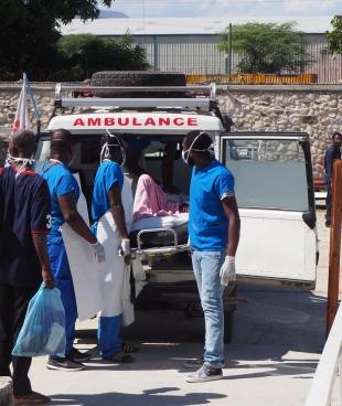 Des patients brûlés sont transférés de Drouillard à l'hôpital MSF de Tabarre