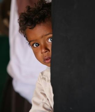 Un enfant se fait vacciner à l'intérieur de l'une des cliniques mobiles de MSF, Marib, mars 2021.