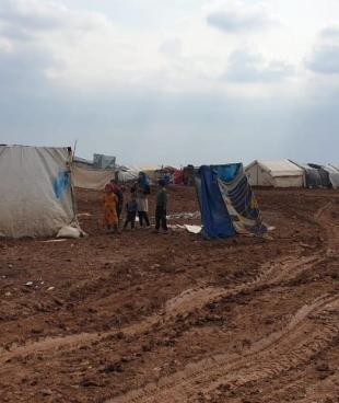 Vue générale d'un camp de personnes déplacées dans la région d'Azaz. 