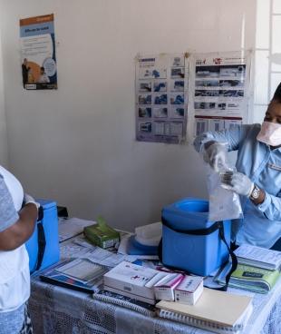 Une infirmière collecte des échantillons tuberculeux dans le projet MSF d'Eshowe. Afrique du Sud. 2020.