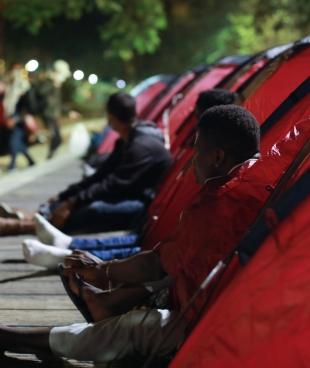 Vue du camp de mineurs isolés étrangers installés près de la place de la République à Paris à l'été 2020. 