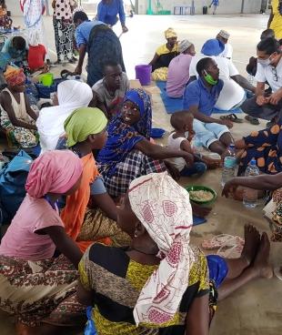 Stade de la ville de Pemba. Des centaines de personnes sont arrivées dans la capitale de l'État de Cabo Delgado, après avoir fui les attaques menées par le groupe Al-Shabaab dans la ville de Palma. Mozambique. 2021.