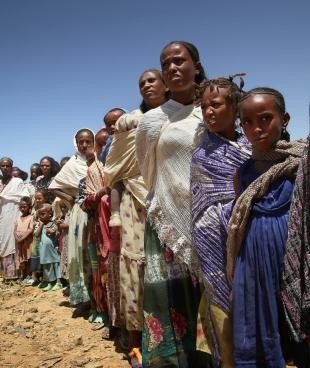 Des femmes attendent de pouvoir bénéficier d'une consultation médicale dans une clinique mobile gérée par MSF. Région du Tigré. 2021.