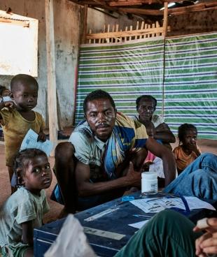 Maraignavy s'est rendu à la clinique mobile MSF de Ranobe avec ses cinq enfants pour une consultation médicale. Tous ses enfants souffrent de malnutrition. Madagascar, district d'Amboasary. Avril 2021. 