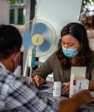 Une consultation dans une clinique de fortune installée après l'occupation de l'hôpital public par des militaires à Yangon.