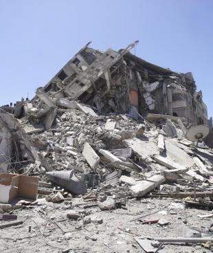 Les décombres de la tour Al-Shorouq, bombardée par l'armée israélienne. Mai 2021, Gaza.