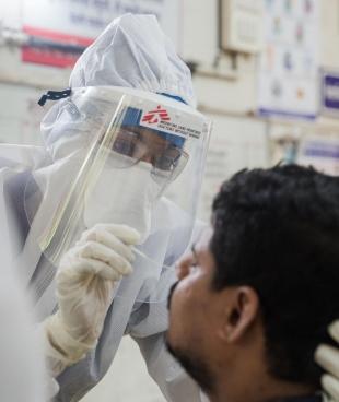Sharanya Ramakrishna prélève un échantillon dans la zone de santé aménagée pour la Covid-19 dans le centre M-Est de Mumbai. Août 2020.