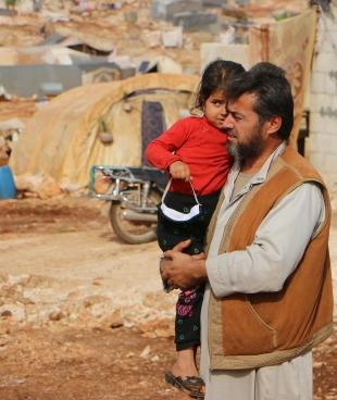 Chahine Ziadeh a fui sa ville natale en 2016 en raison de bombardements massifs. Depuis, il a vécu dans divers camps de la région avant de s'installer, il y a deux ans, dans le camp de Fan Al-Shemali, dans le gouvernorat d'Idlib.