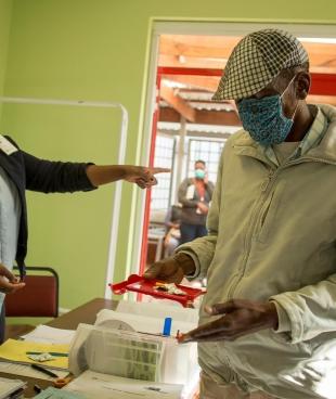 Un patient atteint de tuberculose multirésistante se rend à la clinique locale de Kuyasa, soutenue par MSF (Khayelitsha, Afrique du Sud) afin d'être suivi et de recevoir un traitement. 