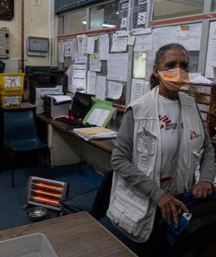 Adeline Oliver, infirmière de l'équipe d'urgence MSF, dans le centre de santé d'Alexandra, dans lequel MSF intervient. Afrique du Sud. 2021.