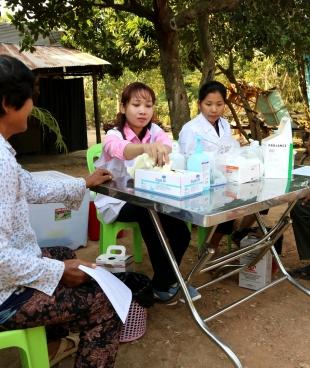 Des infirmières testent des échantillons de sang pour dépister des cas d'hépatite C lors d'une campagne active de recherche de cas dans un village du district de Moung Ruessei au Cambodge.