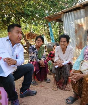 Un travailleur de santé MSF conduit une séance de sensibilisation sur l'hépatite C dans un village au Cambodge.