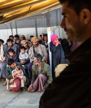 Des personnes attendent devant la zone de triage de l'hôpital MSF d'Haydan. Yémen. 2019.