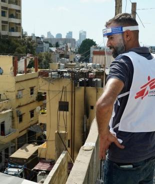 Un travailleur MSF réalisant du porte à porte dans le quartier de Karantina suite à l'explosion à Beyrouth.