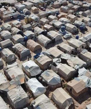 Plus de 1,7 million de personnes déplacées habitent dans un camp, dans le nord-ouest de la Syrie. La plupart ont fui le conflit et vivent dans des conditions précaires. Syrie. 2021.