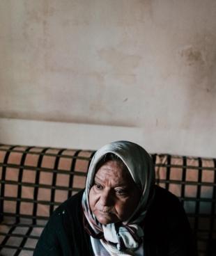 Fatima a 58 ans. Elle est assise dans le salon de sa maison, située dans la ville d'Hermel, dans la vallée de la Bekaa. Elle souffre de complications dues à son diabète. Liban.