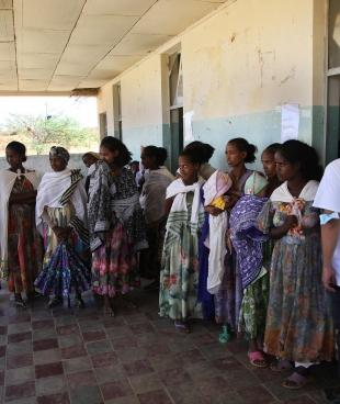 Des femmes attendent avec leurs enfants d'être vues par un médecin lors d'une clinique mobile MSF dans le village d'Adiftaw, dans la région du Tigré en Ethiopie.