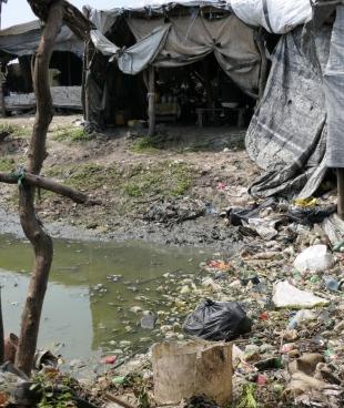 Un dépotoir dans une rue du camp de Bentiu.