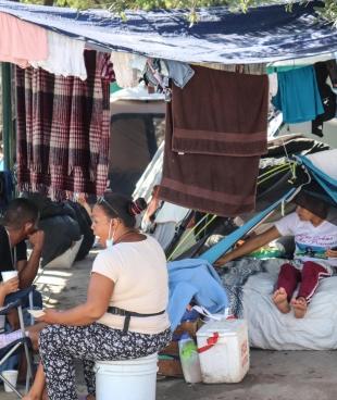 La Plaza de La República à Reynosa est devenue un camp improvisé où survivent plus de 2 000 personnes.
