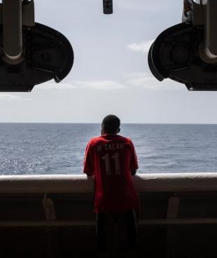 Un migrant secouru en Méditerranée à bord du Geo Barents le 20 septembre 2021.