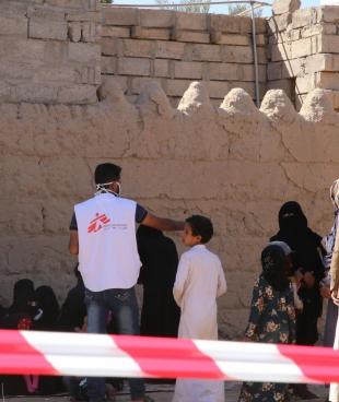 Un employé MSF dans la salle d'attente du camp Sabran à Marib en janvier 2021.