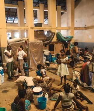 Deux membres des équipes MSF lors d'une intervention auprès des personnes déplacées par la violence, sur le site de Delmas 103. Port-au-Prince. Haïti. 2021.