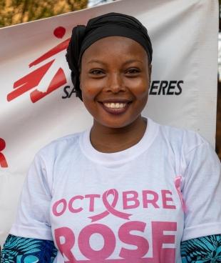 Portrait d'une bénévole de l'association JCI Universitaire, impliquée dans les activités de sensibilisation au dépistage du cancer du sein et du col de l'utérus