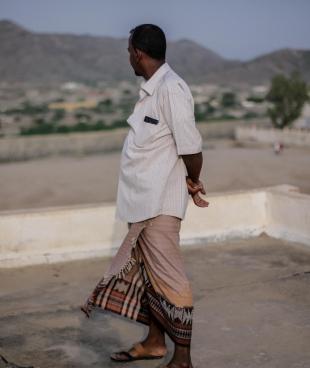 Un homme regarde au loin depuis le toit de l'hôpital d'Abs, dans le gouvernorat de Hajjah, Yémen, août 2016.