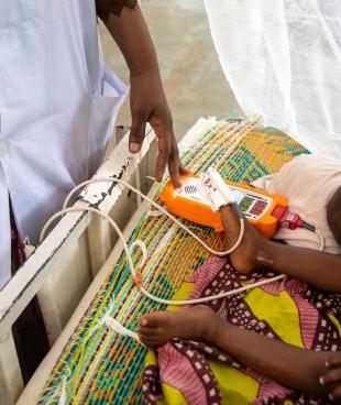 Un patient est pris en charge dans l'hôpital de Magaria, où les équipes de MSF sont présentes depuis 2005.