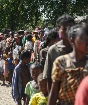 Des habitants du village de Befeno, dans la commune de Marovato, attendent pour une consultation à la clinique mobile de MSF. Madagascar, septembre 2021.