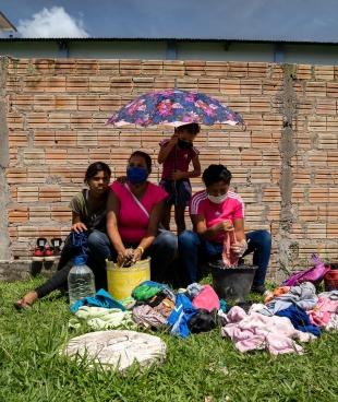 Portrait d'une famille vénézuélienne à la frontière entre le Brésil et le Venezuela. 