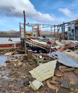 Vue d'un quartier de la ville de Basilisa, sur l'île de Dinagat aux Philippines, après le passage du typhon Rai en décembre 2021.