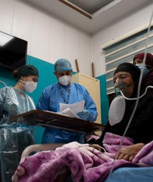 Une patiente atteinte de covid-19 reçoit de l'oxygène, dans le service d'hospitalisation géré par MSF au sein de l'hôpital Al-Kindi, à Bagdad.