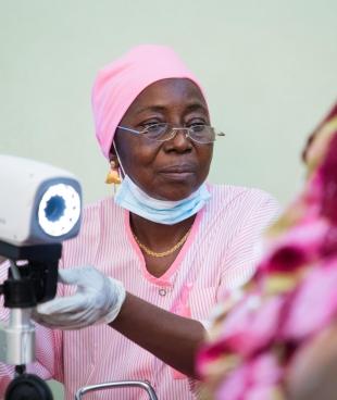 Nene Sow, sage-femme, effectue un examen du col de l’utérus pour détecter toute anomalie chez sa patiente lors d'une consultation à l’hôpital Gabriel Touré.