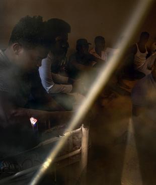 Un groupe de migrants dans des logements partagés en Libye. Août 2021.