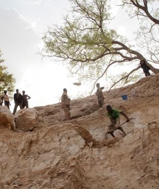 Un site d'extraction d'or sur la route entre Bagega et Anka. Les sites d'extraction sont très dangereux avec des trous abrupts dans le sol. Avril 2012.