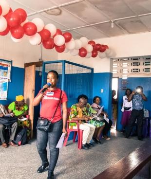 Une membre des équipes MSF de promotion de la santé lors d'une séance d'activités sur la santé mentale dans une clinique du quartier de West Point à Monrovia. Liberia. 2019.