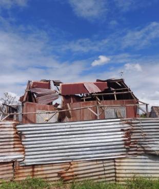 Une maison du district de Mananjary partiellement détruite par le cyclone Batsirai. 20 février 2022, Madagascar.