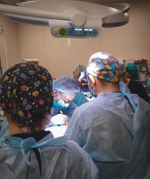 Un chirurgien MSF ldans la salle d'opération de l'hôpital Okhmadet de Kiev. 14 mars 2022.