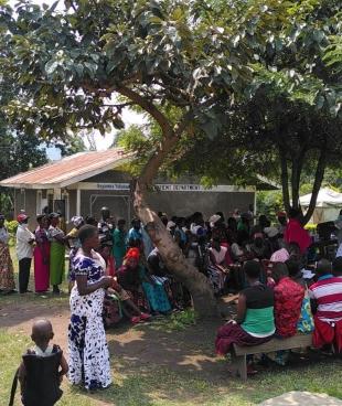 Des personnes attendent pour être vaccinées contre la covid-19 dans le cadre d'une campagne organisée par MSF en soutien au ministère de la Santé. Ouganda.