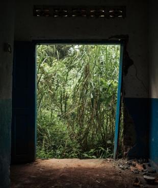 Un couloir de l'hôpital général de Lita, attaqué et pillé par des hommes armés, en novembre 2019. Territoire de Djugu, province d'Ituri.