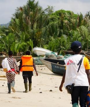 Une équipe de MSF à l'entrée du village d'Enyenge dans le sud-ouest du Cameroun.