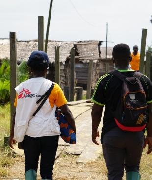 Une équipe MSF arrive dans le village d'Enyenge, dans le sud-ouest du Cameroun, où une campagne de vaccination contre le choléra commence, le 17 février 2022.