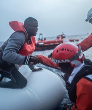 Le 29 mars, 113 personnes présentes à bord d'un bateau pneumatique en détresse ont été secourues par l'équipe MSF présente à bord du Geo Barents.