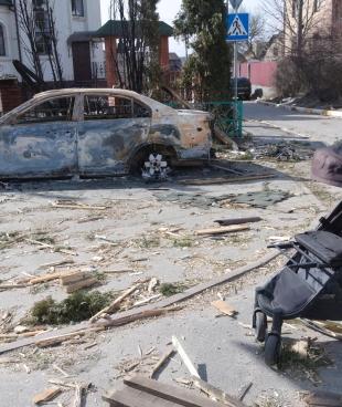 Une poussette abandonnée dans une rue d'Irpin. Ukraine. 2022.