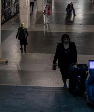 Une femme âgée marche dans une station de métro de la ville de Kharkiv, où habitent des milliers de personnes. Ukraine. 11 avril 2022.