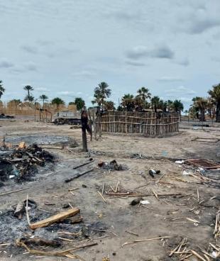 Vue d'un village détruit suite à une attaque. Avril 2022. Soudan du Sud.